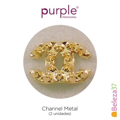 Logo Chanel metálico dourado com relevo em fundo branco