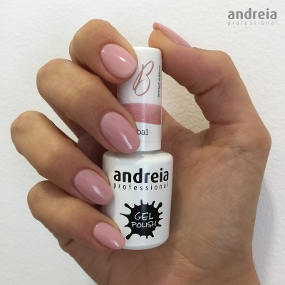 Frasco de verniz gel para unhas andreia professional com unhas pintadas cor rosa claro