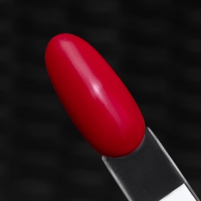 Batom vermelho vibrante com embalagem preta e transparente