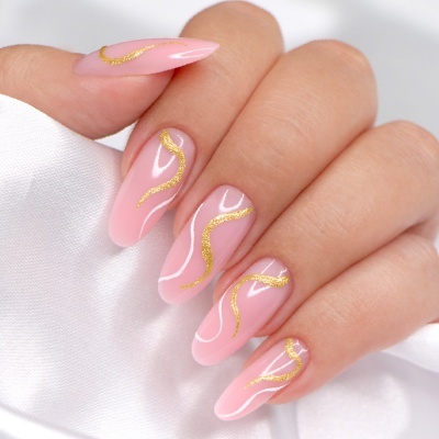 Unhas cor de rosa claro com linhas onduladas douradas e brancas