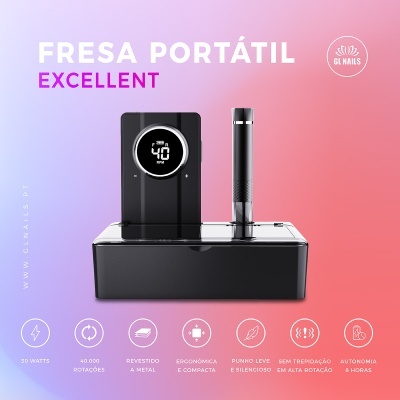 Fresa portátil preta com painel digital e base preta sobre fundo gradiente rosa e azul