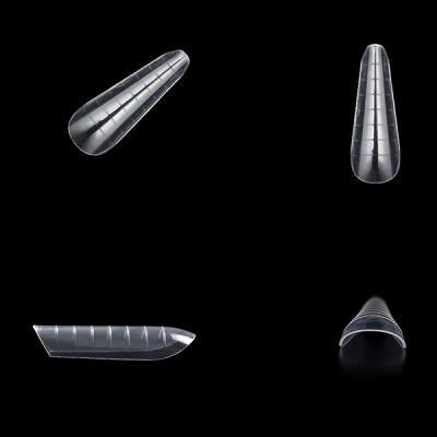 Protetores transparentes para unhas em fundo preto