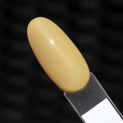 Amostra de verniz de unha amarelo claro num suporte transparente com etiqueta branca