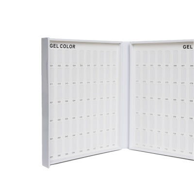 Catálogo de cores de vernizes em gel aberto com amostras numeradas