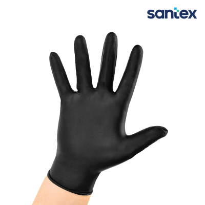 Luva preta em mão aberta com fundo branco e logotipo santiex