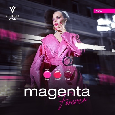 Mulher com casaco rosa magenta promocional Victoria Vynn magenta Forever