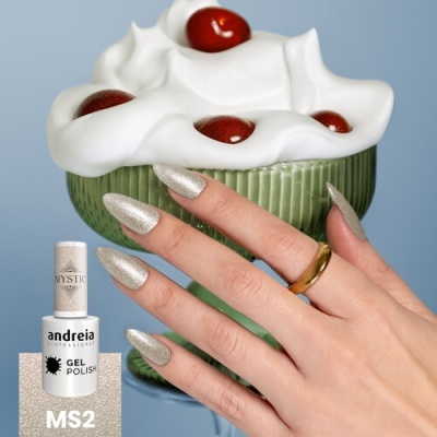 Unhas pintadas com verniz brilhante prateado Andréia MS2 junto a taça com chantilly e cerejas