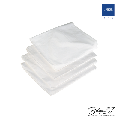 Quatro luvas descartáveis brancas empilhadas com logotipos no canto