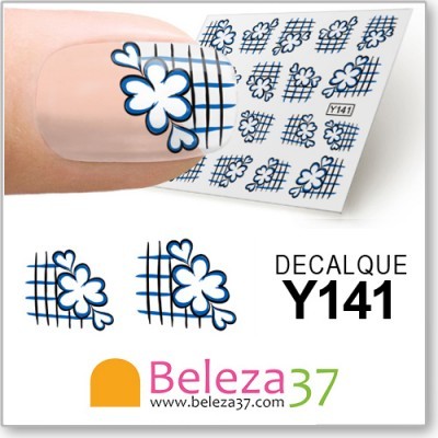Autocolante para unhas com padrão floral azul e branco código Y141 aplicado numa unha
