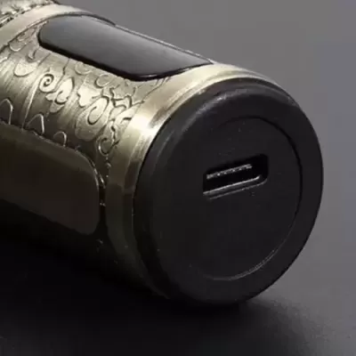 Dispositivo portátil dourado com padrão decorativo e porta USB tipo C