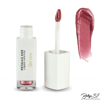 Batom líquido metálico rosado com aplicador e amostra da cor