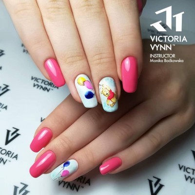 Unhas pintadas rosa e brancas com desenhos de balões e ursinho Pooh, fundo com logo VICTORIA VYNN.