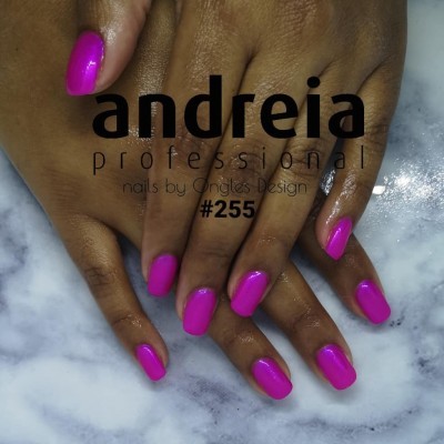 Mãos e pés com verniz rosa vibrante e texto promocional sobreposto