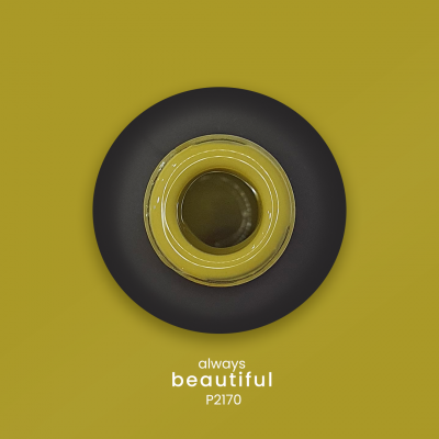 Recipiente redondo preto com tampa amarela em fundo amarelo-esverdeado e texto 'always beautiful P2170'