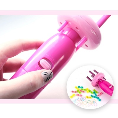 Dispositivo elétrico cor-de-rosa com botão e elásticos coloridos