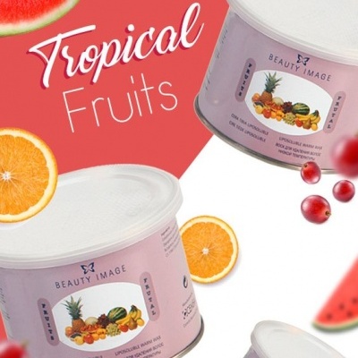 Latas rosa com rótulo de frutas tropicais e texto Tropical Fruits em fundo vermelho com frutas
