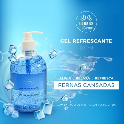 Frasco de gel refrescante azul com bomba branca e cubos de gelo em fundo azul