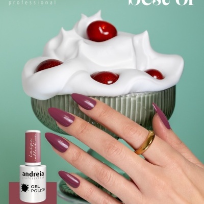 Mão com unhas pintadas de verniz gel cor IN6 segurando taça com creme e cerejas