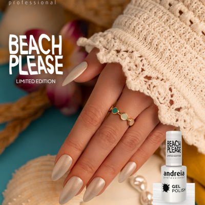 Mãos femininas com unhas postiças bege, anel colorido, esmalte gel Andreia Beach Please, objetos de praia.