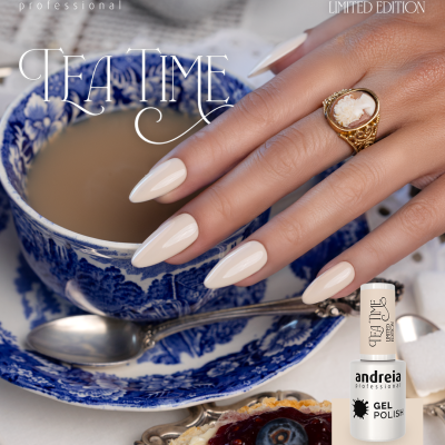Mão com unhas pintadas segurando chávena azul e branca sobre pires, com sobremesa e verniz gel Andreia Tea Time