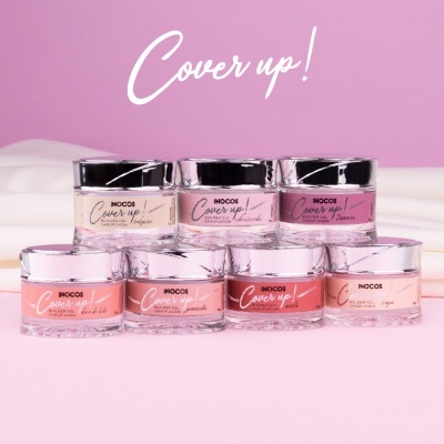 Potes de gel para unhas NOCOS Cover up! em diferentes cores pastel sobre fundo rosa.