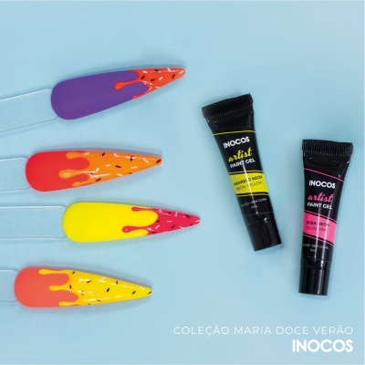 Unhas postiças coloridas com tubos de gel de pintura Inocos sobre fundo azul