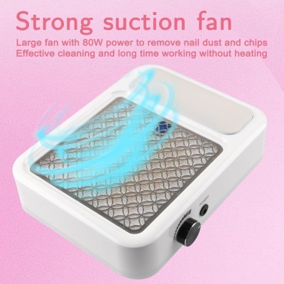 Ventoinha de aspiração branca com grelha metálica e texto de descrição em fundo rosa