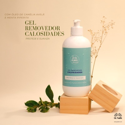 Frasco branco de gel removedor de calosidades com etiqueta azul celeste sobre base de madeira clara e plantas ao fundo