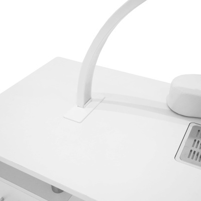 Mesa branca com lâmpada de braço flexível e objeto redondo branco