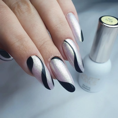 Unhas pintadas com verniz rosa cintilante e detalhes pretos, frasco de verniz branco com tampa prateada.