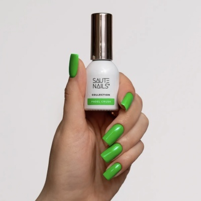 Verniz para unhas branco SAUTE NAILS COLLECTION PADEL CRUSH com unhas verdes.