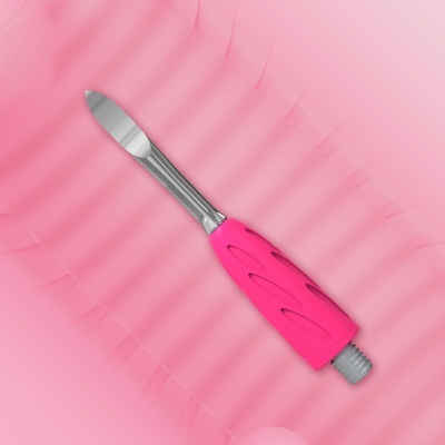 Ferramenta para tratamentos manuais com cabo rosa e ponta metálica