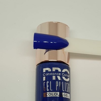 Verniz gel azul Constance Carroll com amostra da cor
