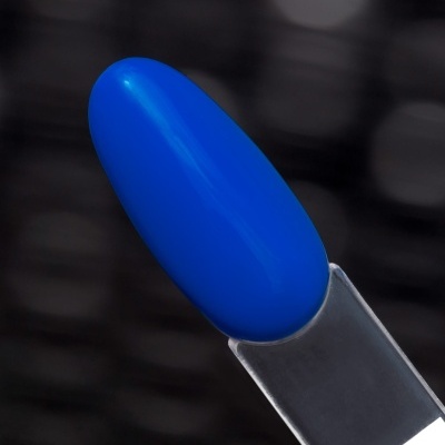 Amostra de verniz azul brilhante em suporte plástico