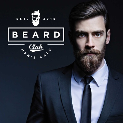 Homem com barba e fato preto em fundo escuro com logótipo Beard Club