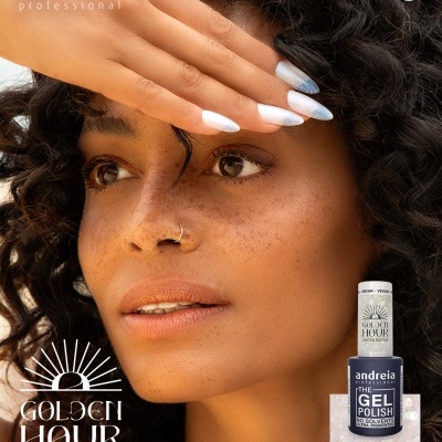 Frasco de verniz gel Andreia Professional GH5 e rosto de mulher com unhas pintadas