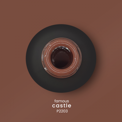 Chávena pequena castanha em pires preto com texto 'famous castle P2203'