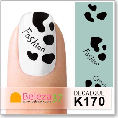 Unha com decalque preto e branco com texto Fashion, decalque adicional mostrado ao lado