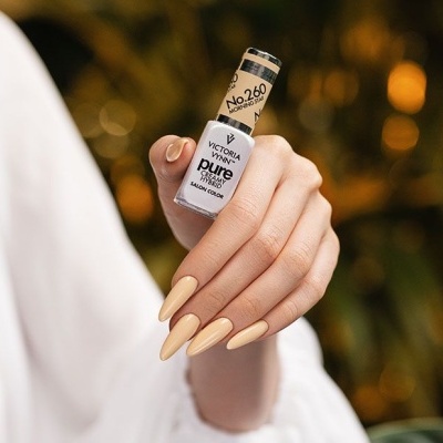 Mão segura frasco de verniz para unhas bege nude Victoria Vynn no.260