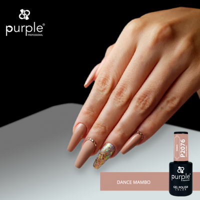 Mão feminina com unhas em gel nude e detalhe brilhante, produto Purple Professional Dance Mambo P2076