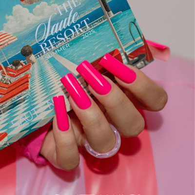 Mão com unhas rosa fluorescente segurando caixa ilustrada de resort de verão.