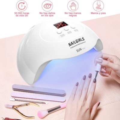 Dispositivo de manicure UV branco com visor digital e ferramentas de unhas em fundo rosa