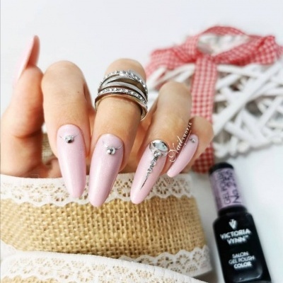 Unhas artificiais rosa claro com brilhantes e anéis prateados junto a verniz VICTORIA VYNN