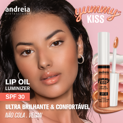 Óleo labial Andreia Yummy Kiss com SPF 30 e modelo com lábios brilhantes em fundo rosa