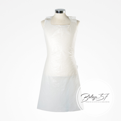 Avental plástico branco liso com alças largas em manequim