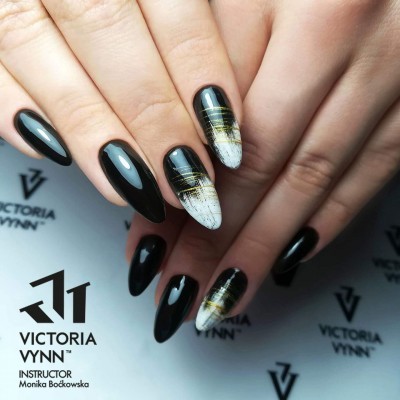 Unhas manicura com verniz preto e desenho branco com dourado e preto