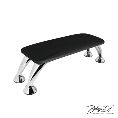 Banco retangular com assento preto almofadado e pernas cromadas