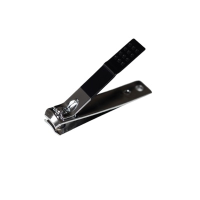 Corta-unhas metálica prateada com alavanca preta texturizada isolada