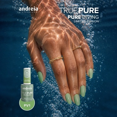 Mão com verniz verde claro da Andreia Professional submersa em água e frasco de verniz verde PV1