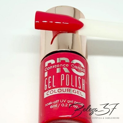 Verniz gel vermelho Constance Carroll com amostra de cor em unha artificial em fundo branco